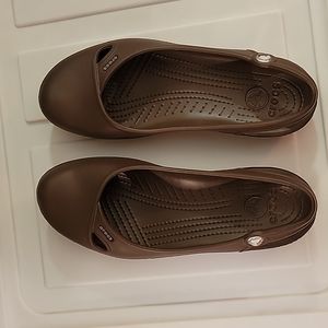 Brown dress Crocs with gemstone detail women's size 9 never worn
